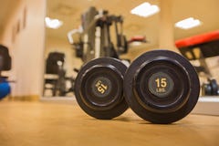 Drumbell i idrottshallrum för övning, viktutbildning och muskelbyggnad Arkivbild