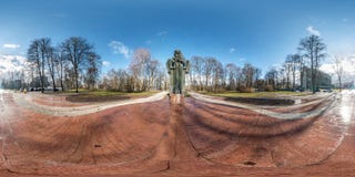 Druskininkai LITUVA - JANUARI 2019: Full sfärisk sömlös panorama 360 grader vinkelsikt nära monumentet till Ciurlionis 360 arkivbild Druskininkai LITUVA - JANUARI 2019: Full sfärisk sömlös panorama 360 grader vinkelsikt nära monumentet till Ciurlionis 360 arkivbild