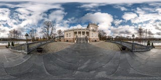 Druskininkai LITUVA - JANUARI 2019: Full sfärisk sömlös panorama 360 grader vinkelsikt på historisk byggnad nära sjön 360 arkivfoto Druskininkai LITUVA - JANUARI 2019: Full sfärisk sömlös panorama 360 grader vinkelsikt på historisk byggnad nära sjön 360 arkivfoto