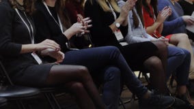 Drużyna ludzie oklaskuje ich ręki lub klascze zbiory wideo Drużyna ludzie oklaskuje ich ręki lub klascze zbiory wideo