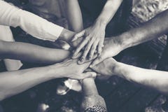 Drużynowy pracy pojęcie: Grupa Różnorodne ręki Wpólnie Przecinający Proces zdjęcia stock Drużynowy pracy pojęcie: Grupa Różnorodne ręki Wpólnie Przecinający Proces zdjęcia stock
