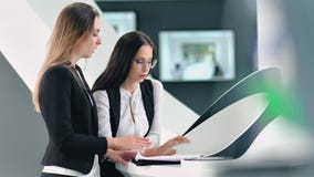 Drużynowy spotkanie i brainstorming dwa businrsswoman w nowożytnym futurystycznym biurze zdjęcie wideo Drużynowy spotkanie i brainstorming dwa businrsswoman w nowożytnym futurystycznym biurze zdjęcie wideo