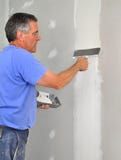 Drywall do revestimento do homem foto de stock Drywall do revestimento do homem foto de stock