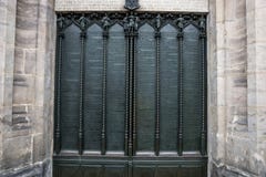 Drzwi Wszystkie święty kościelni w Wittenberg Niemcy z dziewięćdziesiąt pięć dyplomówkami zdjęcie royalty free Drzwi Wszystkie święty kościelni w Wittenberg Niemcy z dziewięćdziesiąt pięć dyplomówkami zdjęcie royalty free