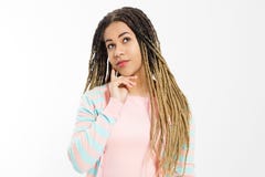 Drömma och att göra ett önskabegrepp Afrikansk amerikanflicka i modekläder som isoleras på vit bakgrund Kvinnahipster med afro arkivbild Drömma och att göra ett önskabegrepp Afrikansk amerikanflicka i modekläder som isoleras på vit bakgrund Kvinnahipster med afro arkivbild