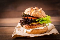 Duża kanapka - hamburger z soczystym indyczym hamburgerem Zdjęcia Royalty Free Duża kanapka - hamburger z soczystym indyczym hamburgerem Zdjęcia Royalty Free
