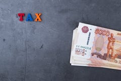 Du?a sterta Rosyjscy pieni?dzy banknoty pi?? tysi?cy rubli k?ama na popielatym cementowym tle zdjęcia royalty free Du?a sterta Rosyjscy pieni?dzy banknoty pi?? tysi?cy rubli k?ama na popielatym cementowym tle zdjęcia royalty free