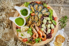 Duży drewniany naczynie z setem owoce morza Mussels, krewetki, krab O zdjęcie royalty free Duży drewniany naczynie z setem owoce morza Mussels, krewetki, krab O zdjęcie royalty free