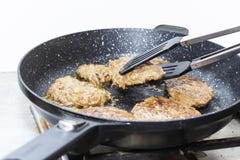 Duży i soczysty cutlet na metalu stojaku Domowa kuchnia fotografia stock Duży i soczysty cutlet na metalu stojaku Domowa kuchnia fotografia stock