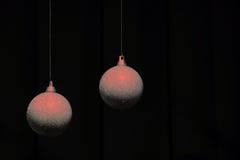 Duas bolas do Natal - de prata e coral vivo, 2019 foto de stock royalty free Duas bolas do Natal - de prata e coral vivo, 2019 foto de stock royalty free
