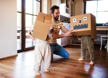Duas crian?as da crian?a com o pai que joga dentro em casa foto de stock Duas crian?as da crian?a com o pai que joga dentro em casa foto de stock