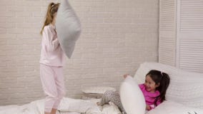 Duas meninas bonitos das crian?as que jogam no quarto filme Duas meninas bonitos das crian?as que jogam no quarto filme