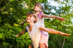 Duas meninas da criança que jogam junto As irmãs jogam o super-herói Crianças felizes que têm o divertimento, o sorriso e o apert imagem de stock royalty free Duas meninas da criança que jogam junto As irmãs jogam o super-herói Crianças felizes que têm o divertimento, o sorriso e o apert imagem de stock royalty free