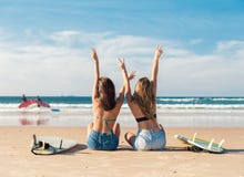 Duas meninas do surfista na praia Foto de Stock Duas meninas do surfista na praia Foto de Stock
