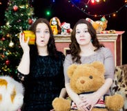 Duas meninas em um ajuste do Natal foto de stock royalty free Duas meninas em um ajuste do Natal foto de stock royalty free
