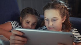 Duas Meninas No Sofá à Noite Com Uma Rede Digital De Tablet. Jogos Online  De Sonho Infantil a Conceito. Filhas Filme - Vídeo de junto, computador:  214846162