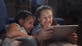 Duas Meninas No Sofá à Noite Com Uma Rede Digital De Tablet. Jogos Online  De Sonho Infantil a Conceito. Filhas Filme - Vídeo de junto, computador:  214846162