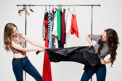 Duas mulheres que lutam sobre o saco de compras com expressões furiosos foto de stock Duas mulheres que lutam sobre o saco de compras com expressões furiosos foto de stock