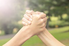 Duas mãos dos adolescentes estão lutando entre se no parque e na floresta fotografia de stock Duas mãos dos adolescentes estão lutando entre se no parque e na floresta fotografia de stock