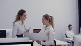 Duas negociações bonitas das mulheres de negócios sobre o projeto novo no escritório video estoque Duas negociações bonitas das mulheres de negócios sobre o projeto novo no escritório video estoque