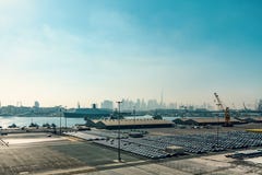 Dubai, Arabische Emirate - 12. Dezember 2018: Seefrachthafen, Panoramablick von einem Kreuzfahrtschiff stockbild Dubai, Arabische Emirate - 12. Dezember 2018: Seefrachthafen, Panoramablick von einem Kreuzfahrtschiff stockbild