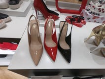 Dubai el alto elegante y clásico de febrero de 2019 - cura los zapatos exhibidos en venta en Aldo Shop en la alameda de Dubai imagen de archivo Dubai el alto elegante y clásico de febrero de 2019 - cura los zapatos exhibidos en venta en Aldo Shop en la alameda de Dubai imagen de archivo