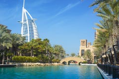 DUBAI, EMIRATOS ÁRABES UNIDOS - 10 DE SETEMBRO DE 2018:- árabe Souq Madinat Jumeirah do Al de Burj imagens de stock royalty free DUBAI, EMIRATOS ÁRABES UNIDOS - 10 DE SETEMBRO DE 2018:- árabe Souq Madinat Jumeirah do Al de Burj imagens de stock royalty free