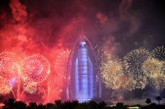 Dubai-Feuer-Arbeiten bei Burj Al Arab für UAE-Nationaltag 2016 lizenzfreies stockbild Dubai-Feuer-Arbeiten bei Burj Al Arab für UAE-Nationaltag 2016 lizenzfreies stockbild
