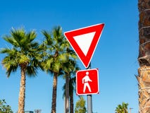 Dubai Förenade Arabemiraten - December 12, 2018: Avkastning till gångare undertecknar i röda ramar mot den blåa himlen och gömma royaltyfria bilder Dubai Förenade Arabemiraten - December 12, 2018: Avkastning till gångare undertecknar i röda ramar mot den blåa himlen och gömma royaltyfria bilder