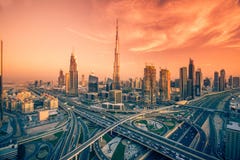 Dubai horisont med härlig it& x27 för stad nästan; mest upptagen huvudväg för s på trafik arkivbilder Dubai horisont med härlig it& x27 för stad nästan; mest upptagen huvudväg för s på trafik arkivbilder