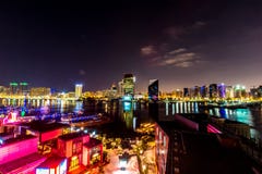 Dubai horisont på nattetid arkivfoton Dubai horisont på nattetid arkivfoton