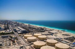dubai Im Sommer von 2016 Moderne Entsalzungsanlage auf den Ufern des arabischen Golfs lizenzfreie stockbilder dubai Im Sommer von 2016 Moderne Entsalzungsanlage auf den Ufern des arabischen Golfs lizenzfreie stockbilder