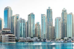 Dubai - 20. Januar: Wolkenkratzer nahe dem Dubai-Brunnen und dem Dubai-Mall der Emirate mit Wasser und Reflexionen am 20. Januar, Lizenzfreies Stockfoto Dubai - 20. Januar: Wolkenkratzer nahe dem Dubai-Brunnen und dem Dubai-Mall der Emirate mit Wasser und Reflexionen am 20. Januar, Lizenzfreies Stockfoto