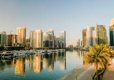 dubai Pendant l'été de 2016 Construction des gratte-ciel modernes dans la marina de Dubaï sur le rivage du Golfe Arabe image libre de droits dubai Pendant l'été de 2016 Construction des gratte-ciel modernes dans la marina de Dubaï sur le rivage du Golfe Arabe image libre de droits