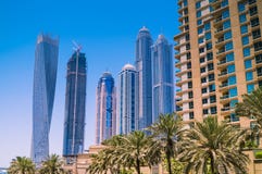 Dubai-Skyline mit Wolkenkratzern an einem sonnigen Tag stockbilder Dubai-Skyline mit Wolkenkratzern an einem sonnigen Tag stockbilder