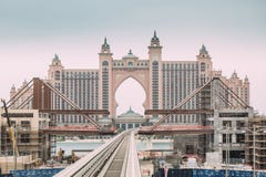 DUBAI, UAE - 2 DE ENERO DE 2017: La Atlántida, el hotel de la palma foto de archivo DUBAI, UAE - 2 DE ENERO DE 2017: La Atlántida, el hotel de la palma foto de archivo