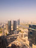 Dubai, UAE - 15 de maio de 2018: Panorama da área com os arranha-céus em Dubai imagem de stock royalty free Dubai, UAE - 15 de maio de 2018: Panorama da área com os arranha-céus em Dubai imagem de stock royalty free