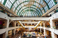 Dubai, United Arab Emirates - 3 de junio de 2018: Interior de la alameda de los emiratos, uno de los centros comerciales más gran fotos de archivo libres de regalías Dubai, United Arab Emirates - 3 de junio de 2018: Interior de la alameda de los emiratos, uno de los centros comerciales más gran fotos de archivo libres de regalías