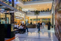 dubai Verano 2016 El interior lujoso de la alameda más grande de mármol de Dubai de la tienda de las compras imagen de archivo libre de regalías dubai Verano 2016 El interior lujoso de la alameda más grande de mármol de Dubai de la tienda de las compras imagen de archivo libre de regalías