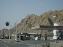 Dubai öken på solnedgången nära huvudvägen till Oman fotografering för bildbyråer Dubai öken på solnedgången nära huvudvägen till Oman fotografering för bildbyråer