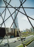 Dubaj, UAE - Maj 15, 2018: Widok Burj Khalifa przez Dubaj centrum handlowego okno obrazy stock Dubaj, UAE - Maj 15, 2018: Widok Burj Khalifa przez Dubaj centrum handlowego okno obrazy stock