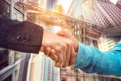 Dubbel exponering av affärsmanhandskakningen på New York City Wall Street bakgrund Royaltyfria Foton Dubbel exponering av affärsmanhandskakningen på New York City Wall Street bakgrund Royaltyfria Foton