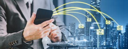 Dubbel exponering av entreprenöraffärsmannen som använder smartphonen som överför emailen på stadsbakgrund isolerad white för aff arkivbilder Dubbel exponering av entreprenöraffärsmannen som använder smartphonen som överför emailen på stadsbakgrund isolerad white för aff arkivbilder