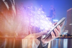 Dubbel exponering av stads- och affärsmananseendet trycker på skärmen på smartphonen begrepp som direktanslutet arbetar, vid emai royaltyfri fotografi Dubbel exponering av stads- och affärsmananseendet trycker på skärmen på smartphonen begrepp som direktanslutet arbetar, vid emai royaltyfri fotografi