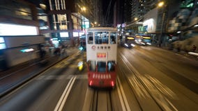 Dubbeldäckarespårvagn och bussar i natten Hong Kong royaltyfri foto Dubbeldäckarespårvagn och bussar i natten Hong Kong royaltyfri foto