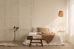 Dubbelsäng i stilfullt wabisabisovrum av det minsta stilhuset, verkligt foto arkivfoton Dubbelsäng i stilfullt wabisabisovrum av det minsta stilhuset, verkligt foto arkivfoton