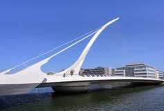 DUBLIN IRLAND - 25. AUGUST 2018: Samuel Beckett Bridge über Liffey-Fluss stockfotos DUBLIN IRLAND - 25. AUGUST 2018: Samuel Beckett Bridge über Liffey-Fluss stockfotos