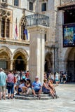 Dubrovnik, Croácia--12 06 2018: Os turistas relaxam na rua principal de Dubrovnik, Croácia fotos de stock royalty free Dubrovnik, Croácia--12 06 2018: Os turistas relaxam na rua principal de Dubrovnik, Croácia fotos de stock royalty free