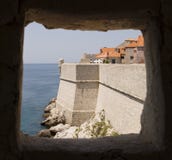Dubrovnik-Wände durch Fenster lizenzfreie stockfotografie Dubrovnik-Wände durch Fenster lizenzfreie stockfotografie