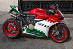 Ducati 1299 τελική μοτοσικλέτα tricolor εκδόσεων panigale στο μίσθωμα για τους τουρίστες στο Παρίσι, Γαλλία στοκ εικόνα Ducati 1299 τελική μοτοσικλέτα tricolor εκδόσεων panigale στο μίσθωμα για τους τουρίστες στο Παρίσι, Γαλλία στοκ εικόνα